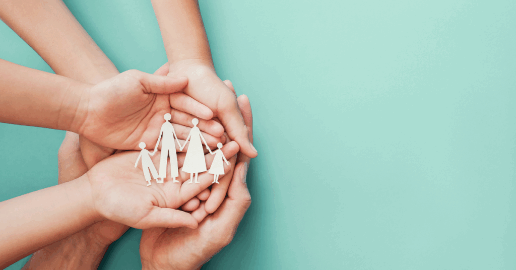 Mãos em conjunto simbolizando o cuidado do médico de família